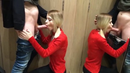 Дал в рот подруге в примерочной магазина