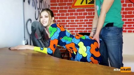 Надела яркое платье и дала под хвост