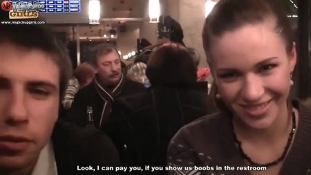 Сосала обоим парням после горячего кофе