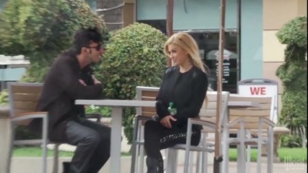 Пикапер снимает красотку пока друг записывает