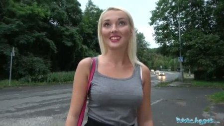 Фигуристая блондинка присела на член пикапера