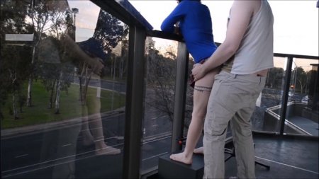 Надел подружку на член на прозрачном балкончике