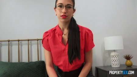 Попросил сестру размять бедро и трахнул заодно