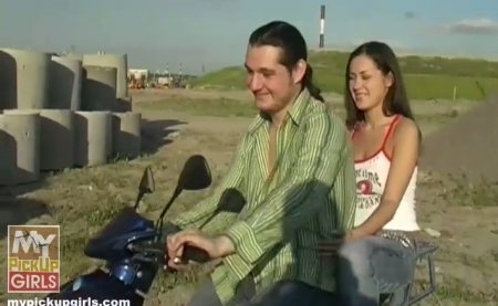 Прокатил на байке молодую шкуру за поебаться