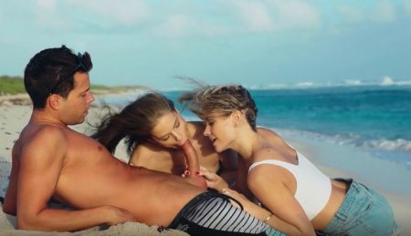 Вывез любовниц после короны на отдых