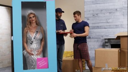 Кладовщик всю ночь ебал куклу на складе