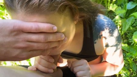 Татушка отодвинула трусики и дала на природе