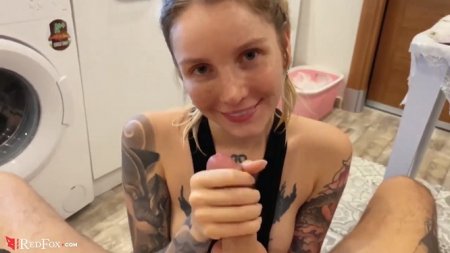 Рябая девка принимает сперму на лицо в ванной комнате