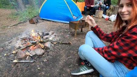 Парень так понравился что отвела его в сторонку потрахаться