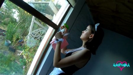 Шикарная служанка с натуральной грудью дала на спине