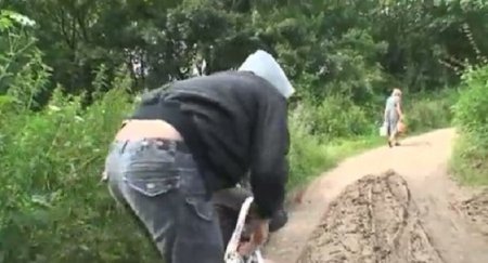 Селянку насилуют два парня в камышах