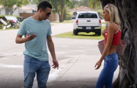 Повелась на бабки из чемодана и отдалась