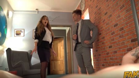 Мужик из надзорной службы проверяет хостел