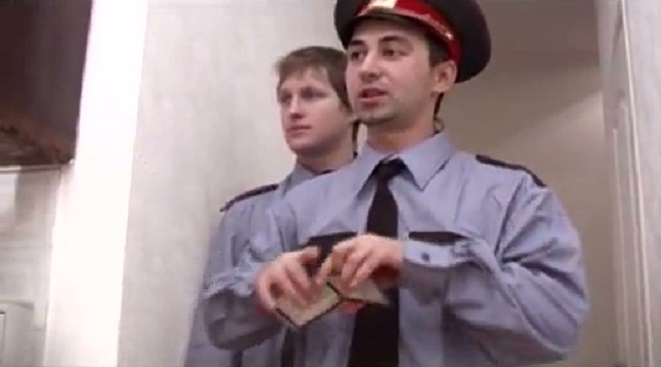 Менты вдвоем изнасиловали подозреваемую