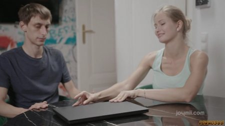 Высокая девка с большими титьками отблагодарила сисадмина