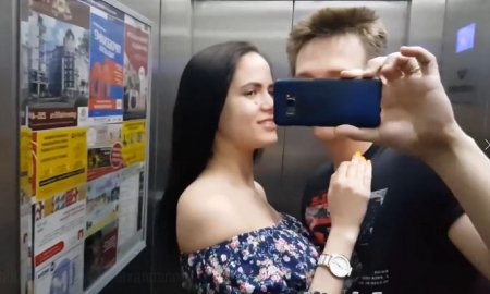 Кинул  палку подруге на прощанье прямо на лестнице