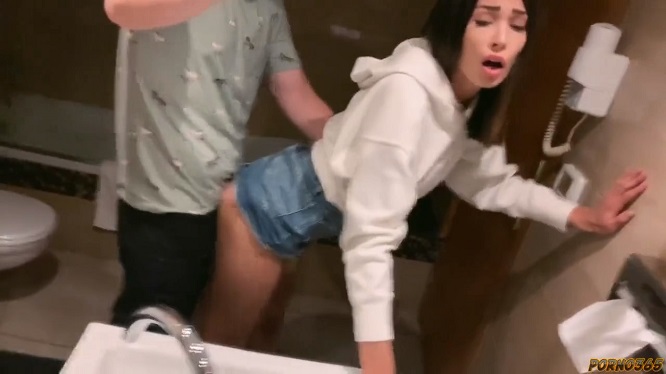 Отъебал жену товарища стоя в ванной комнате