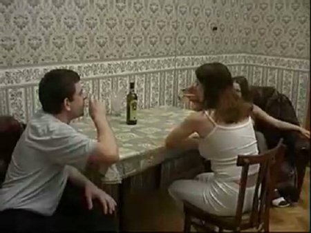 Семейная пара принуждает собутыльницу к сексу