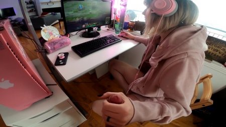 Сестра привычно взяла член брата в руки