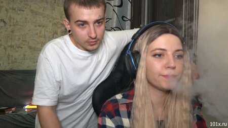 Пока жена играла выебал ее подругу на диване