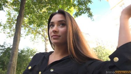 Русскую телку трахает небритый француз