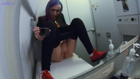 Блогерша дрочит клитор прямо в туалете самолета