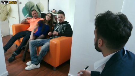 Работа в мужском коллективе закончилась для сучки групповухой