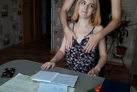 Брат на кухне присунул сестре студентке