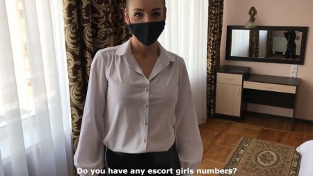 Девушка пришла проверить постоянного клиента отеля