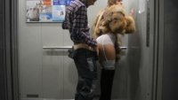 Стоя в лифте бухая соседка отдалась настырному ухажеру
