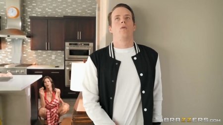 Подрочить на маму товарища тайком не получилось