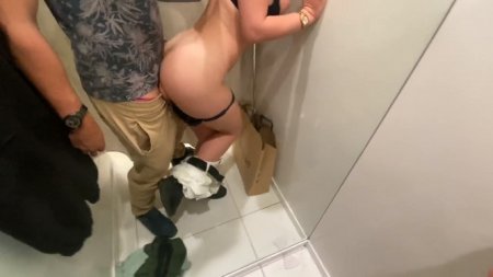 Молодая блядь дала в примерочной бутика