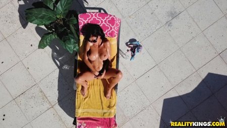 Большой член для латинской милфы у басика