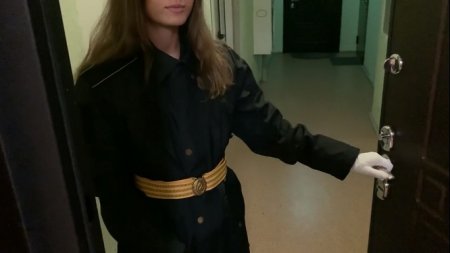 Пришла к старшему по званию за повышением