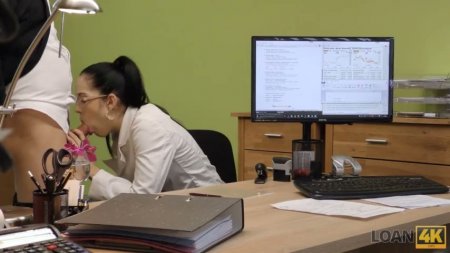 Очкастая телка поняла что требуется от секретарши сразу