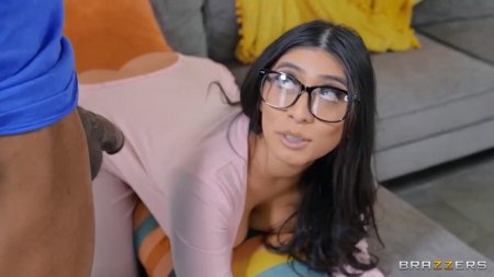 Очкастая телка охуела от черного члена