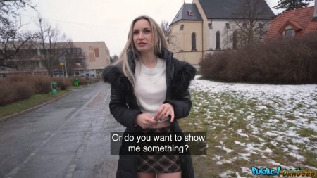 За деньги красивая туристка отдалась пикаперу